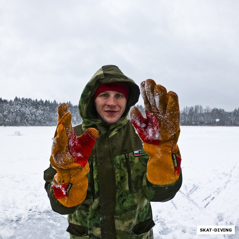 Щербаков Дмитрий, проверял сварочные краги при страховке, пришел к общему выводу: на одно погружение, дальше они встают колом