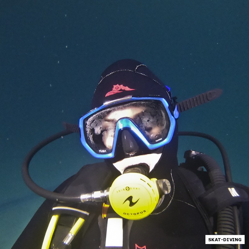 Сельманович Татьяна, внимательно наблюдает за происходящим под водой