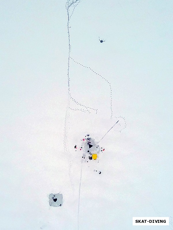 Сверху вниз: тропа от парковки, лагерь на льду, маленькая тестовая майна сделанная в субботу (внизу)