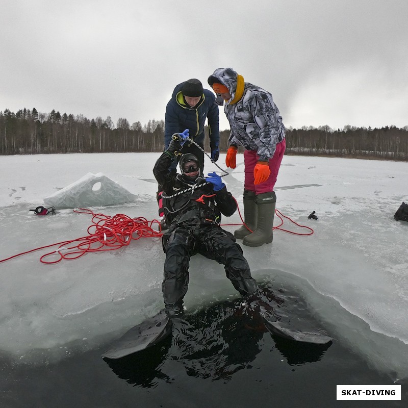 Каняхин Евгений, последний участник погружений вышел из воды, время перемещаться к столу