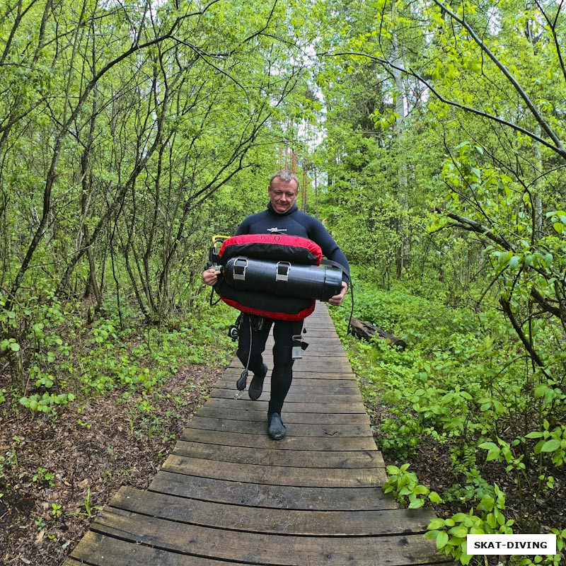 Драников Роман, хотел уехать куда-то, но мы его не отпустили и заставили нырять