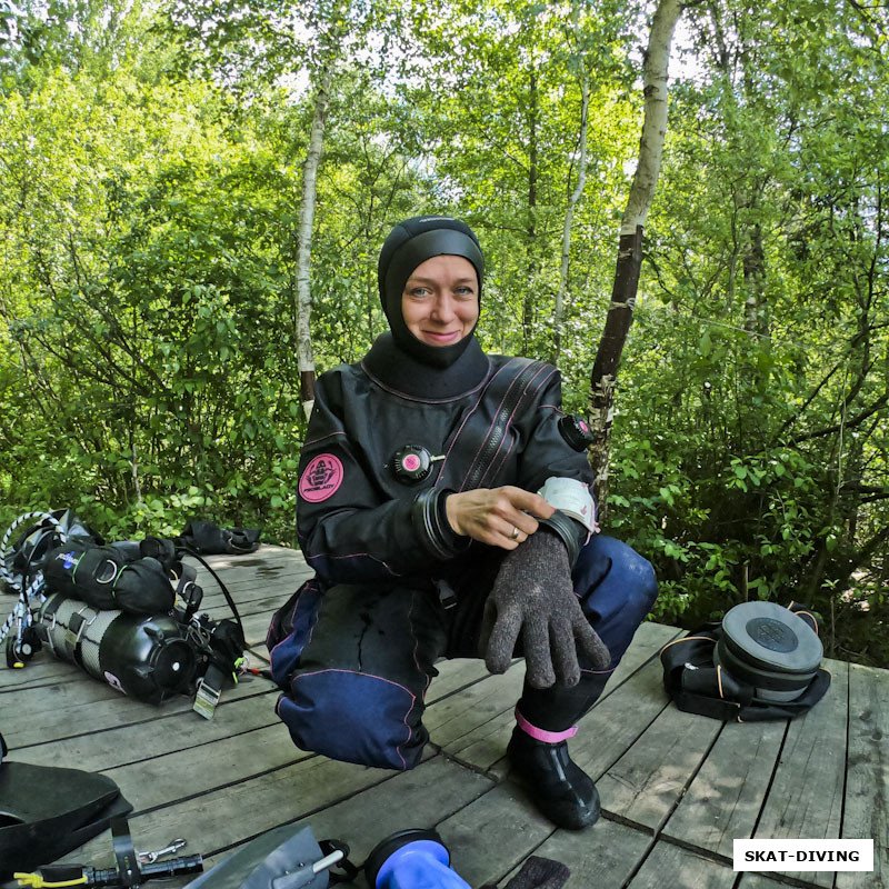 Сканцева Павлина, утепляется под воду, впереди Мурманск с 9-ти градусной водой