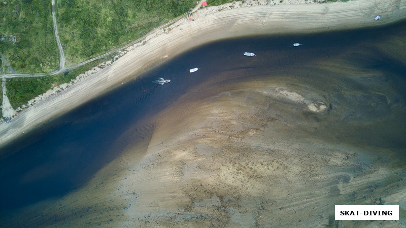 Опять же отлив на реке Титовка, белые точки - это лодки, с которых нам доводилось нырять