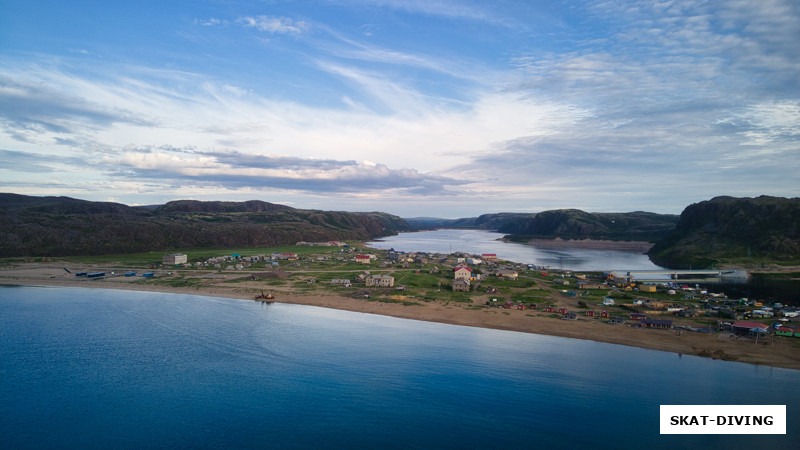 А вот и вид на само село Териберка с воды