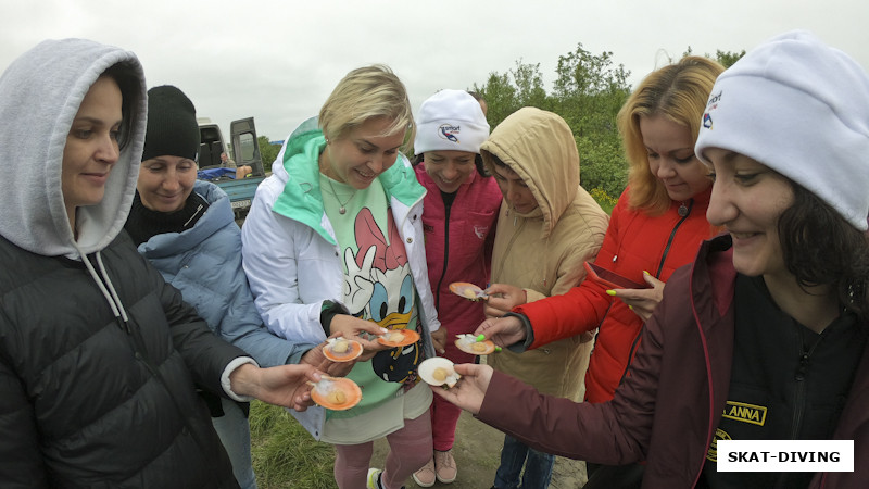 Шайдт Ирина, Романова Галина, Сельманович Татьяна, Сканцева Павлина, Лебедовская Наталья, Лебедкина Елена, Иванова Анна, женский состав пробует гребешка