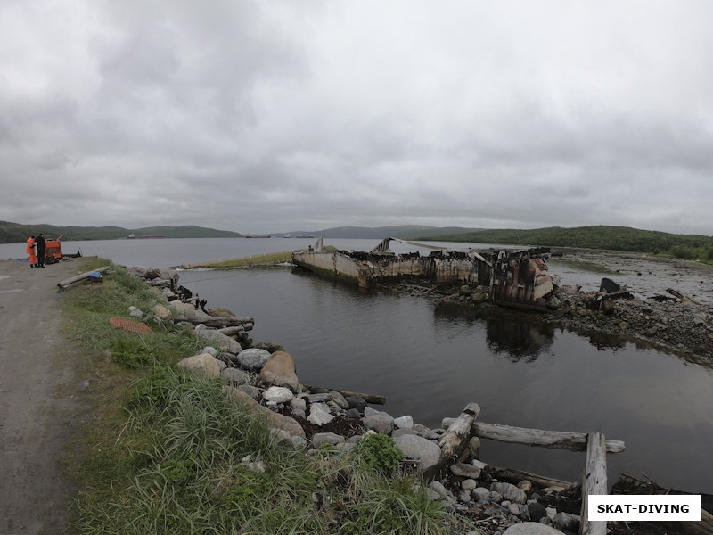 Вообще мы должны были заходить в воду где-то здесь, но местные водолазы начали сложную операцию по подъему мусора у пирса