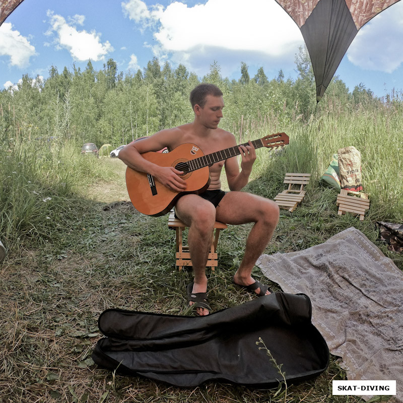 Фомичев Виктор, пришел к нам в лагерь босоногий парень с гитарой, так и остался
