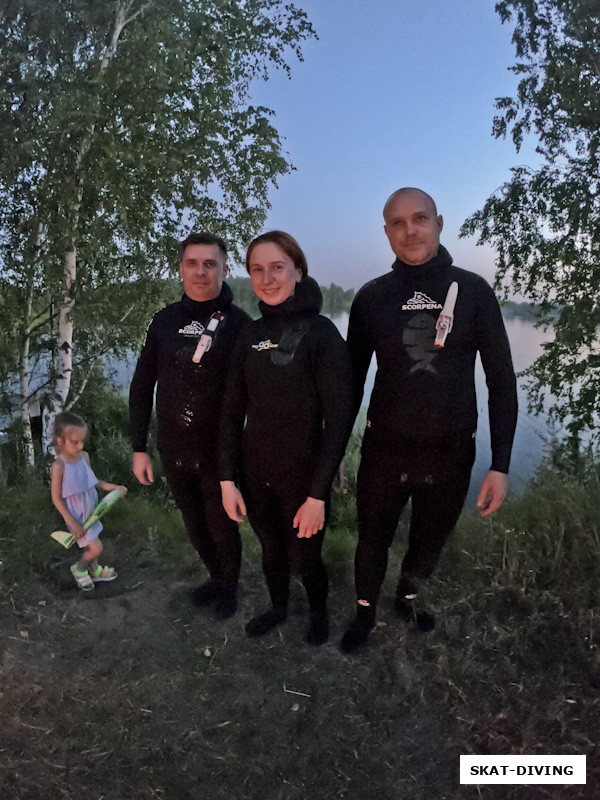 Антошин Алексей, Авдеева Мария, Изотко Артем, совершили ночную тренировку с фонарями на затопленном экскаваторе