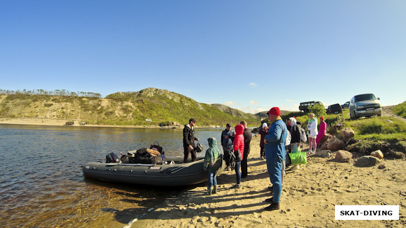 А вот момент переправы участников поездки на другой берег реки Титовка