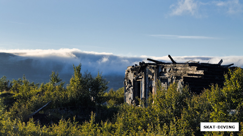 Остатки старой военной базы на берегу река Титовка
