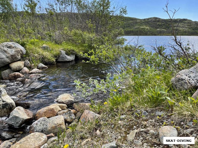 Озера соединены с рекой Титовка ручьями, порой с живописными водопадами