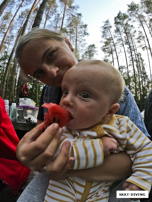 Романова Софья, Романов Павел, дегустация арбуза, Паше в воскресенье исполнилось 5 месяцев, кстати