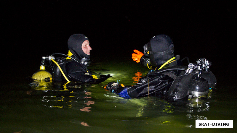 Андреев Кирилл, Быченков Дмитрий, делятся впечатлениями от увиденного под водой друг с другом