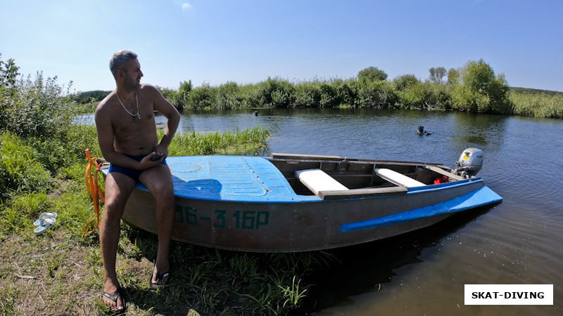 Ковзиков Дмитрий, терпеливо ждет инструктора у воды