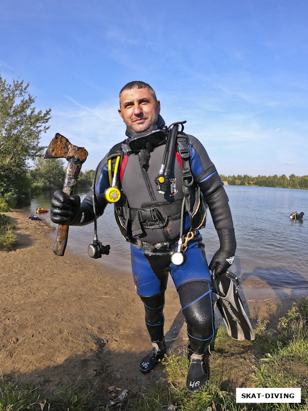 Ковзиков Дмитрий, новички еще пока не знают, что вещи могут лежать под водой не случайно, топор вернули на экскаватор ночью