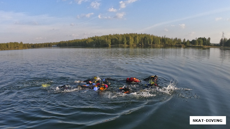 А вот финишная прямая RESCUE - командное соревнование по транспортировке напарника в спарке наперегонки, можно поверить, что в кадре две команды по 4 дайвера