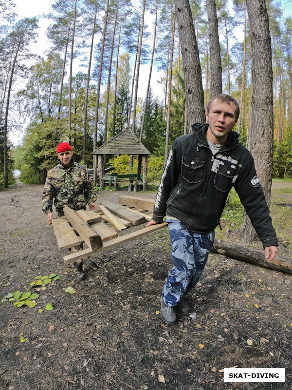 Погосян Артем, Щербаков Дмитрий, зацепили пару поддонов со стройки у Димы дома