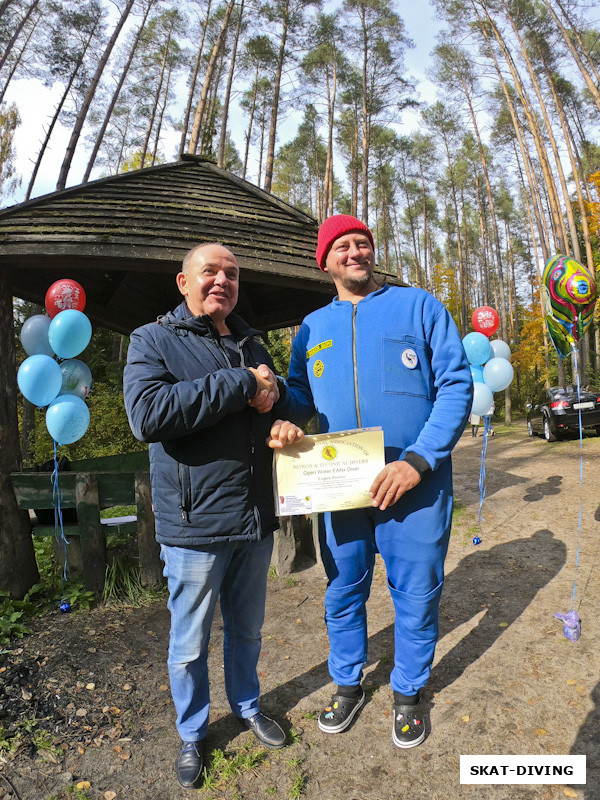 Портнов Евгений, получает диплом от своего инструктора