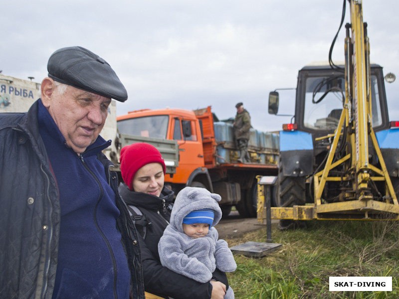 Романова Софья, Романов Павел, и директор рыбхоза "Голубая Нива" - Николай Васильевич