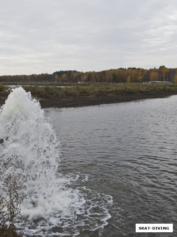 Подача воды в пруд, обычно так делается для кислородо-зависимой рыбы, например, форели