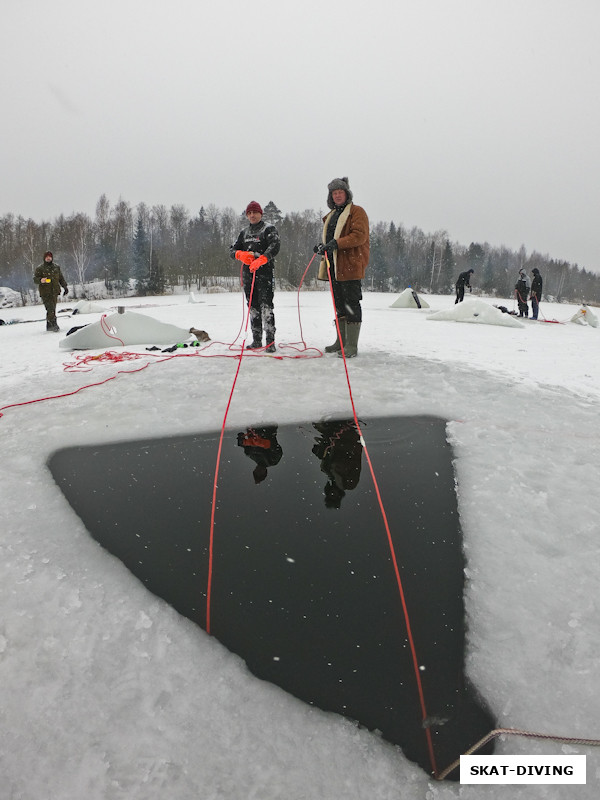 Пока одни ныряют, другие трудятся на морозе - таков закон ICE DIVINGа