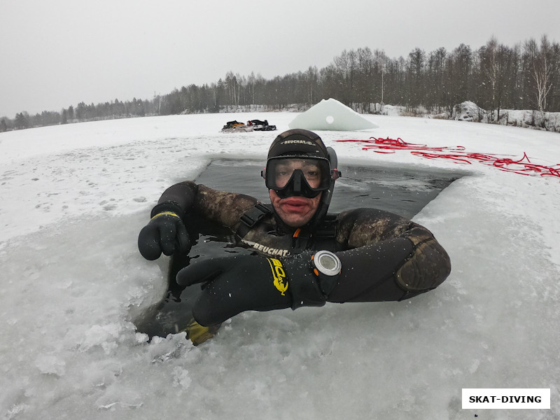 Назаров Сергей, пронырнул между двух майн на задержке дыхания, идет уже третий час, как он в воде