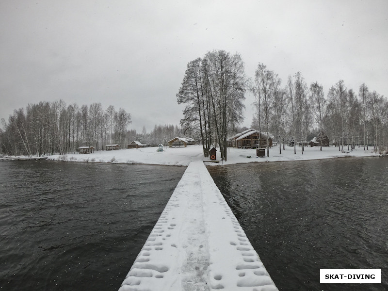 Вид на базу "Береста" с воды зимой