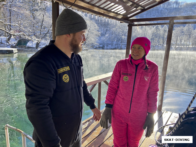 Тут нужно смотреть на воду, она парит в морозное утро...