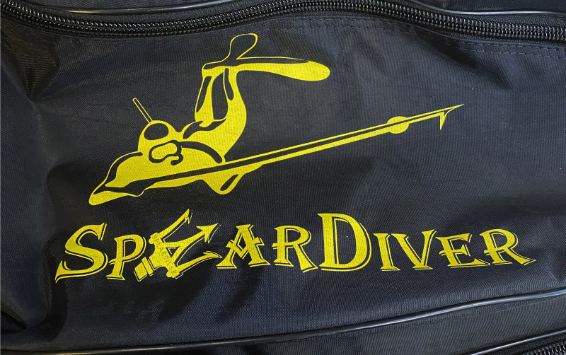 На сумке расположен фирменный логотип «SPEARDIVER».