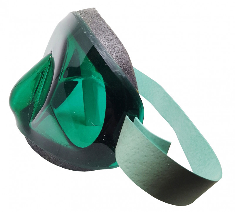 Линза маски и карман для носа изготовлены из пластика путем формовки и представляют из себя одно целое