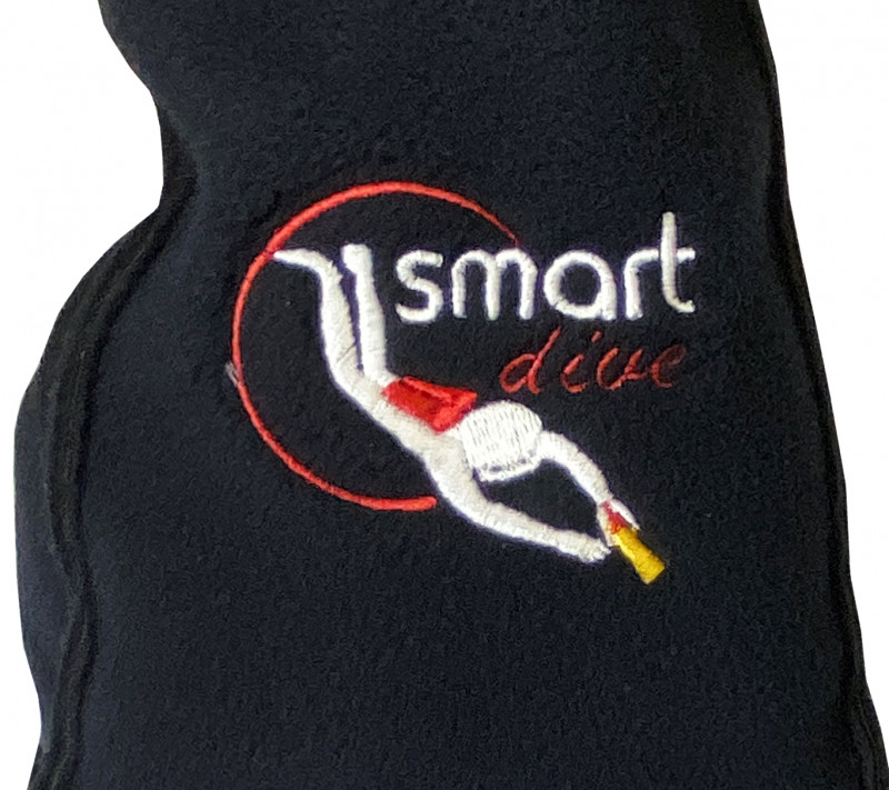 На лицевой стороне каждой перчатки вышит фирменный логотип производителя «SMART DIVE».