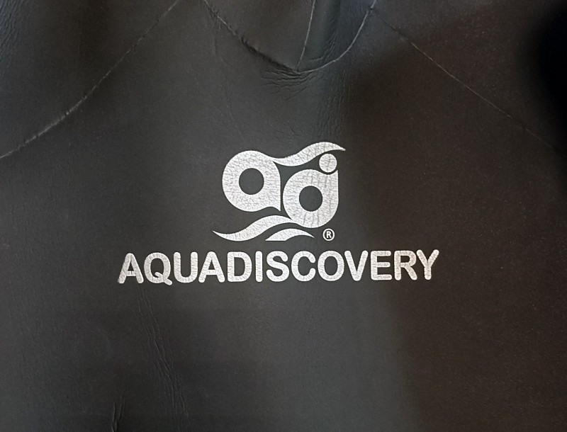 На груди фирменная надпись «AQUADISCOVERY»