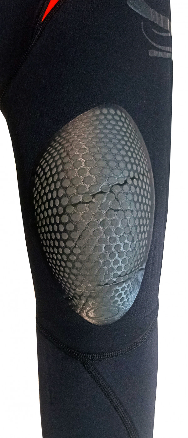 Декоративное усиление на коленях от механических повреждений при контакте со дном