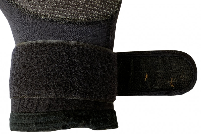 Фиксирующая широкая застежка «ВЕЛКРО» обеспечивает плотное облегание и хорошую обтюрацию поверх руки или костюма