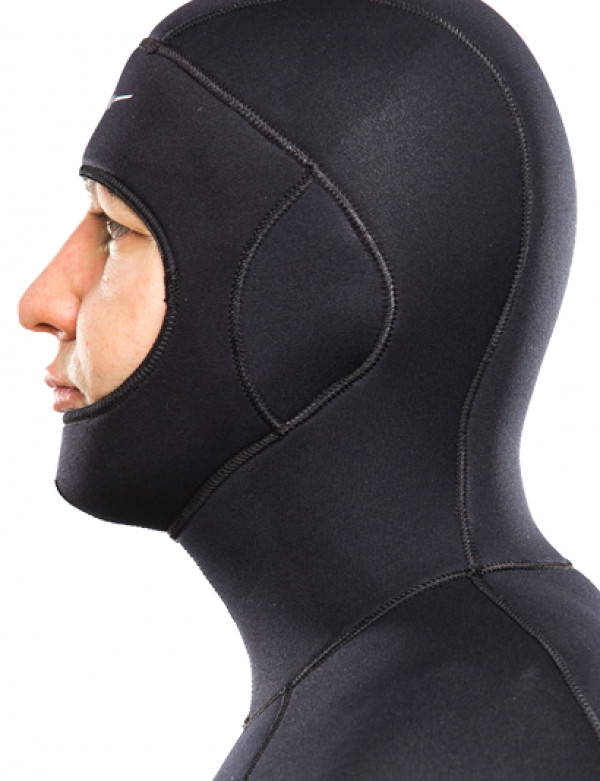 На шлеме, в районе ушей, имеются вставки из дублированного неопрена для устранения присасывания шлема к ушам