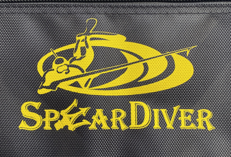 Фирменный логотип «SPEARDIVER» на лицевой стороне чехла