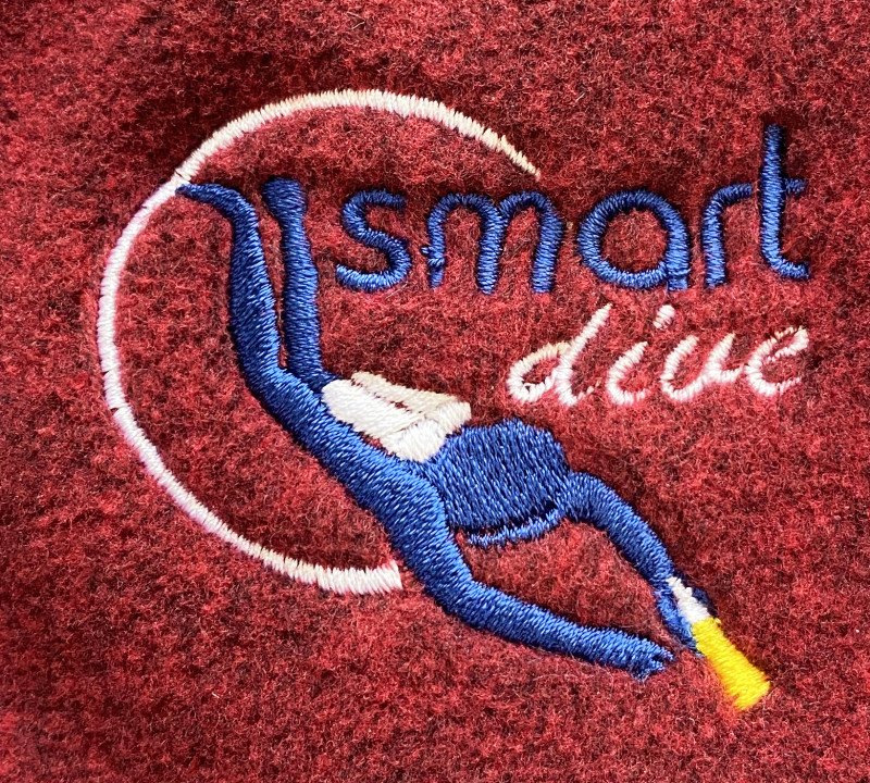 На лицевой стороне каждой перчатки вышит фирменный логотип производителя «SMART DIVE».