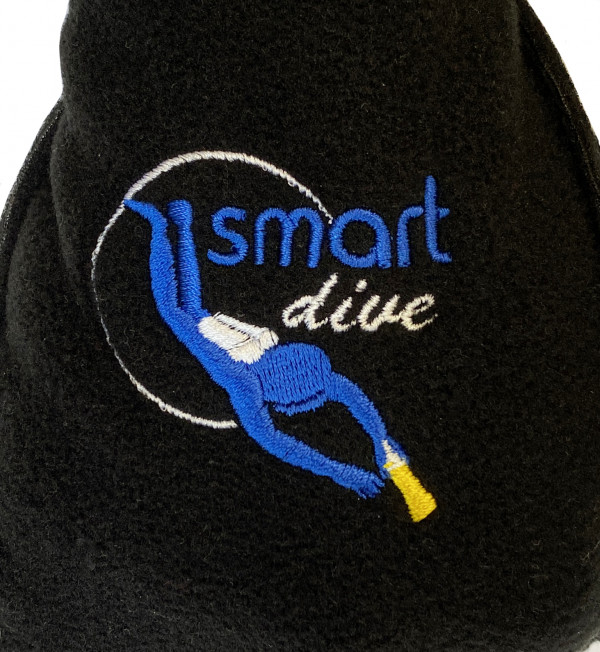 На лицевой стороне каждой перчатки вышит фирменный логотип производителя «SMART DIVE».