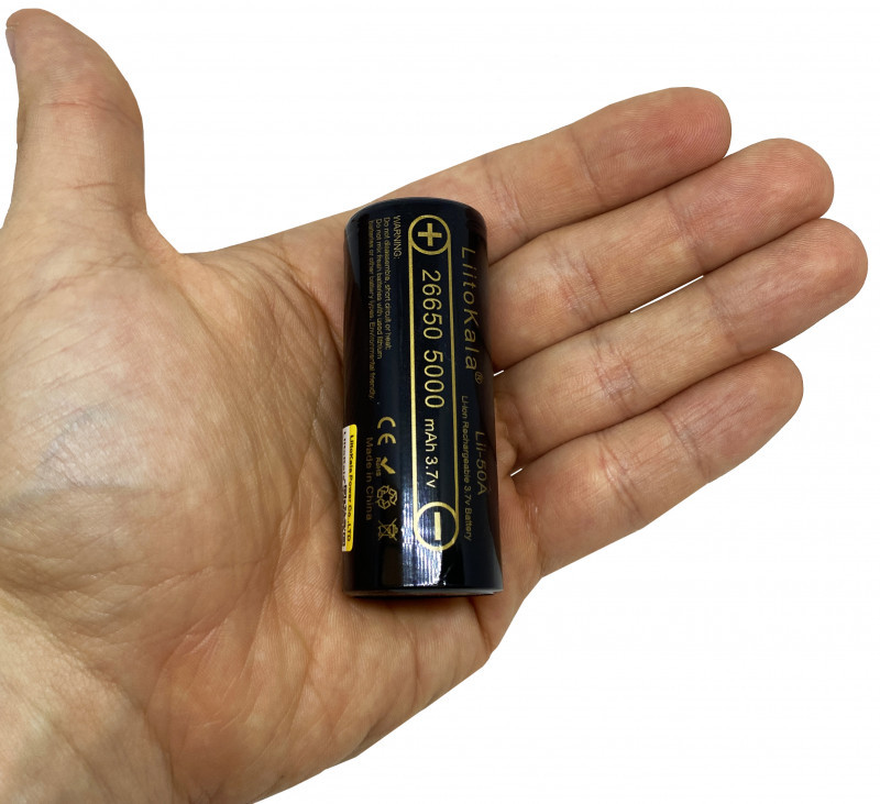 В комплекте аккумулятор «26650 LI-ION» без защиты (5000mAh 3.7V). Компания «DELFiN» рекомендует использовать в фонарях именно такие, это продлевает работу фонаря на севших АКБ.