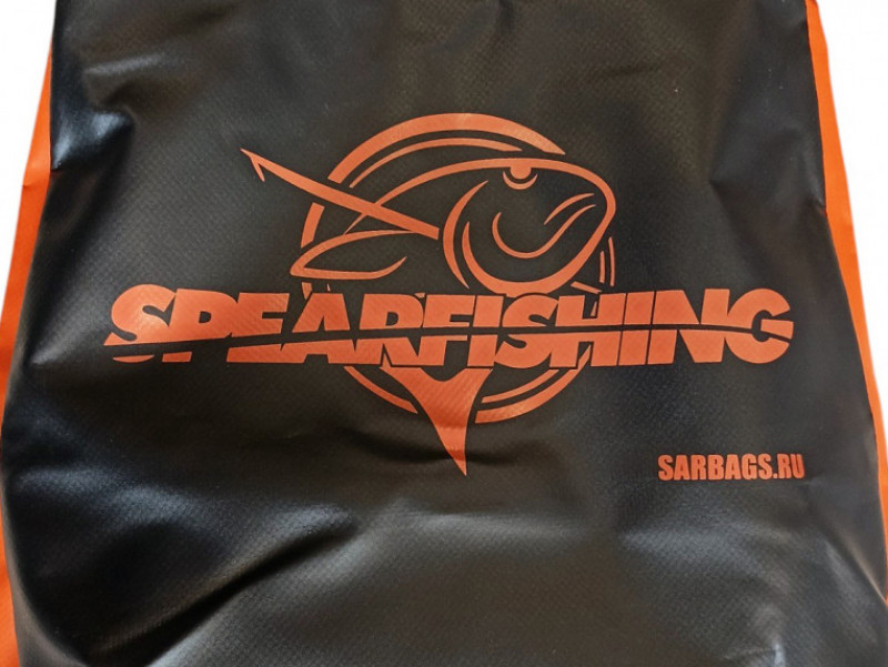 На лицевой стороне питомзы нанесен фирменный логотип «SPEARFISHING SARBAGS.RU».
