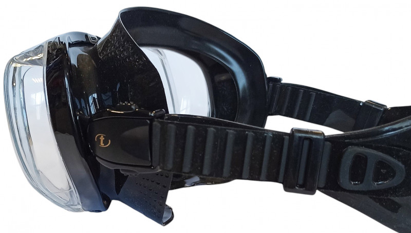 Низкопрофильная пряжка крепится прямо к силиконовому обтюратору маски, получается компактная, легкая и технологически более совершенная модель.