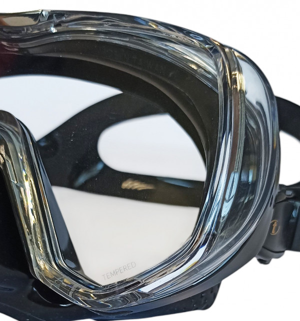 Закаленные линзы «TUSA’s CrystalView» пропускают 92% имеющегося света, обеспечивая дайверу кристальную видимость.