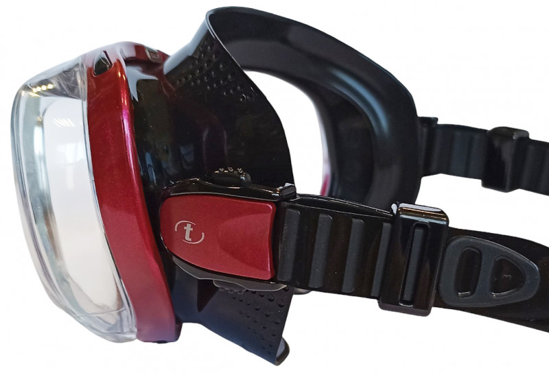 Низкопрофильная пряжка крепится прямо к силиконовому обтюратору маски, получается компактная, легкая и технологически более совершенная модель.