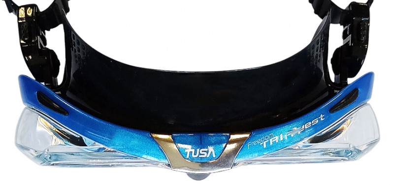 Панорамный обзор благодаря маленькому подмасочному объему и выпуклым боковым стеклам.