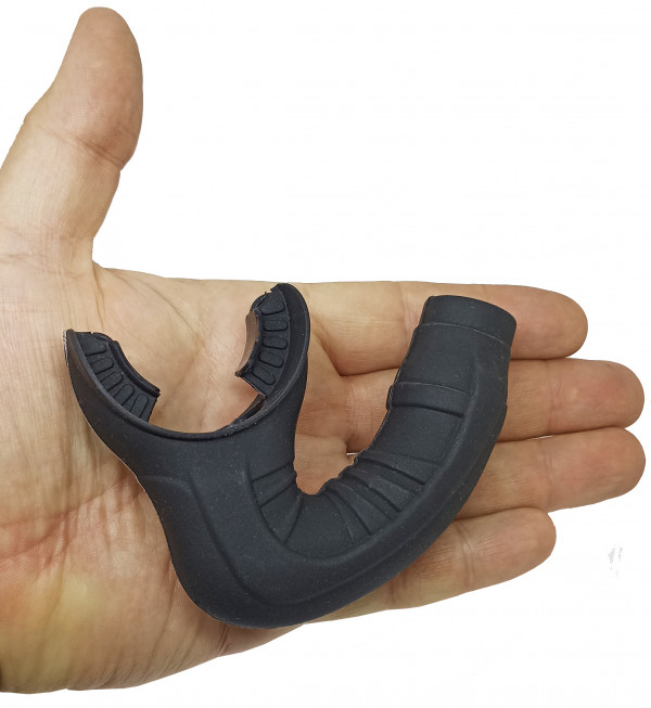 Выполнен из плотного гипоаллергенного силикона с анатомическими пропорциями. Выглядит строго и аккуратно.