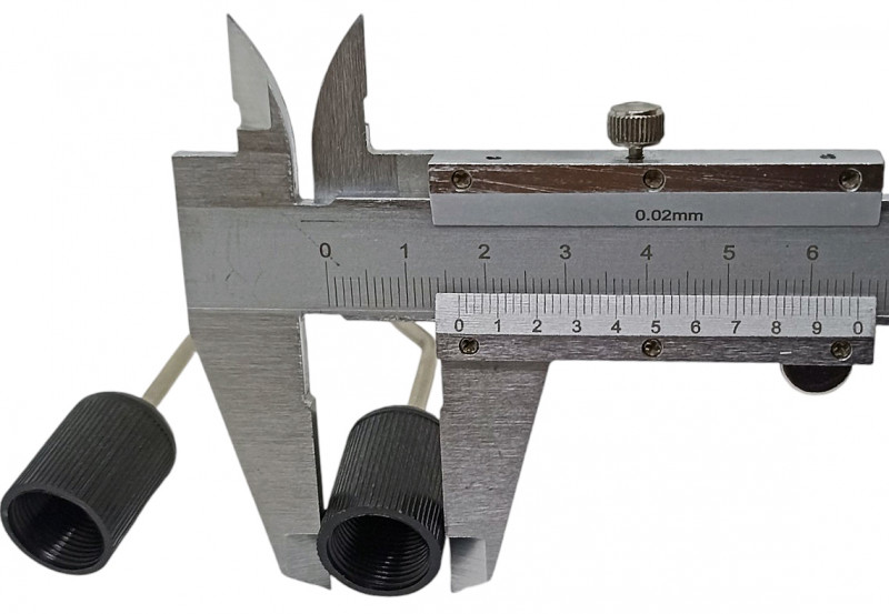 Внешний максимальный диаметр пластиковых бобышек - около 1.6см.