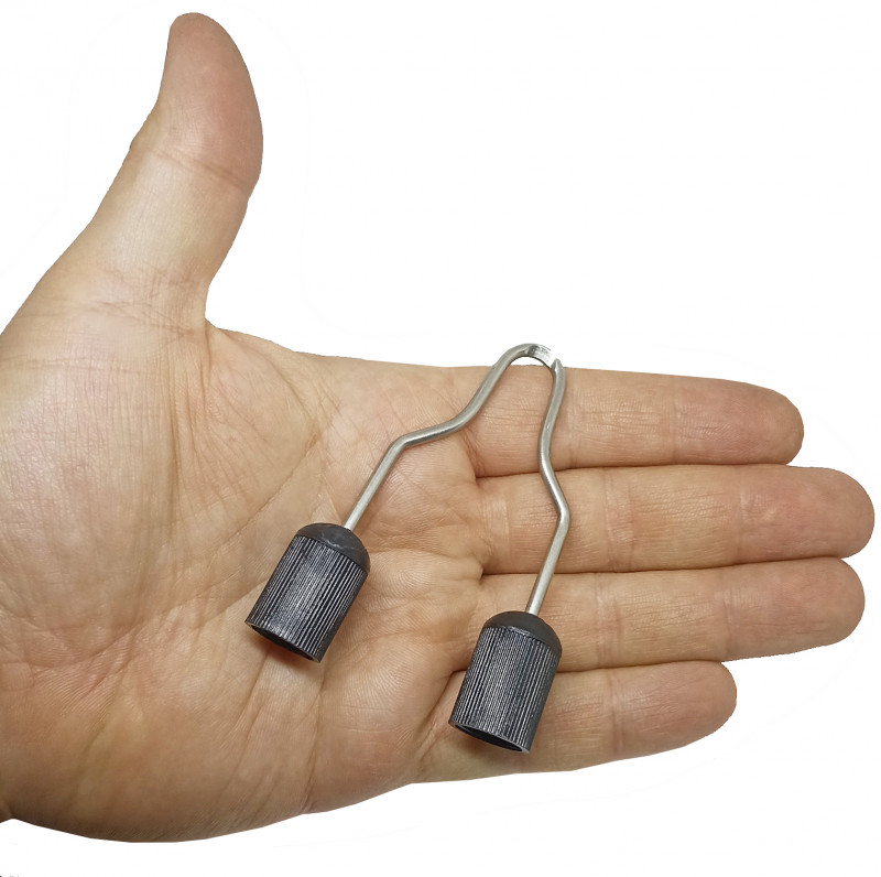 Аккуратный, надежный и простой зацеп внешним размером примерно 8.5х6х1.6см.