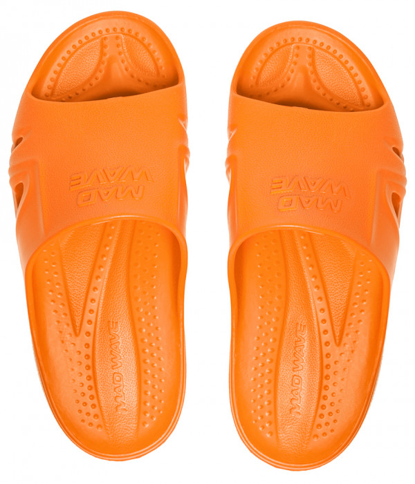 Стелька имеет небольшой рельеф, благодаря которому нога не скользит по ее поверхности.