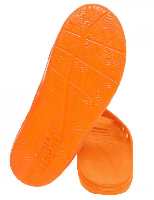 Перфорированная подошва обеспечивает отток воды, благодаря чему сланцы идеально подходят для бассейна или душа.