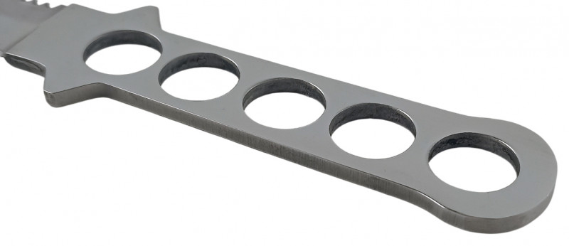 Цельнометаллическая рукоятка ножа с отверстиями для облегчения удобно ложится в руке, для придания объема ее можно обмотать паракордом.